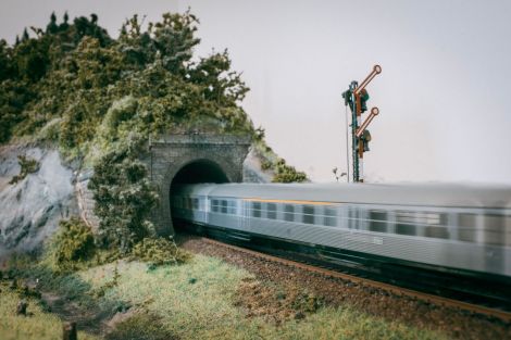 Der Eilzug verschwindet hier mit 40 km/h ein den Pyrkerfels-Tunnel und knarzt „unterirdisch“ um eine 90°-Kurve.