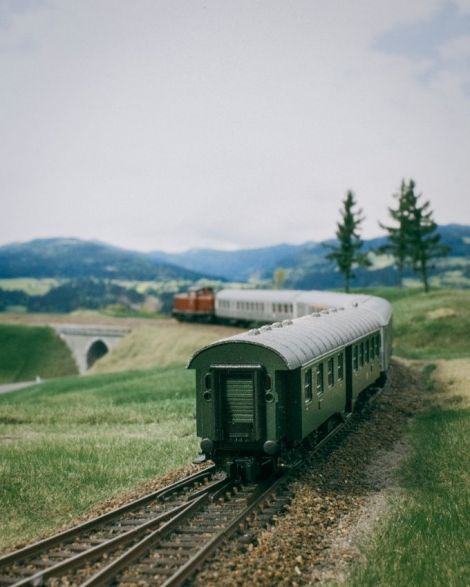 Nach kurzem Halt beschleunigt die V100 ihren 4-Wagen-Eilzug wieder aus dem Bahnhof.
