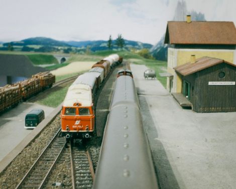 Der Nahgüterzug ist auf Gleis 2 quasi mit Zielbremsung zum Stehen gekommen. Darauf hin hat der Fahrdienstleiter die Einfahrt aus der Gegenrichtung freigegeben. Auf Gleis 1 rollt der E8030 ein.