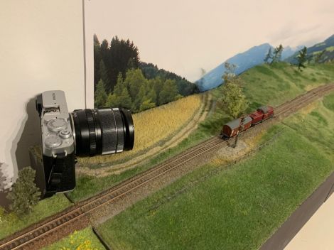 Diese „Abholung“ ist dann auch unsere erste Zugbewegung. Hier ein making of. Auf der Suche nach frischen Perspektiven ist die Kamera mal zwischen Gleis und Hintergrund gewandert.