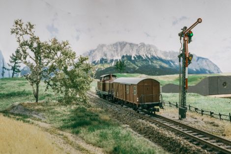 Der 0838 in ganzer Pracht. Bei diesem Modul-Arrangement ist es gut gelungen, das Einfahrsignal von Oberyrkersdorf realistisch weit von der ersten Weiche des Bahnhofs (Bedienstange im Hintergrund erkennbar) zu positionieren. ...