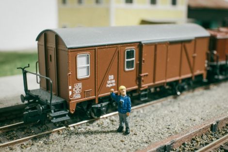 Hier ist der kurze Zug schon auf Gleis 1 angekommen. Eugen koordiniert die anstehenden Rangierbewegungen. 