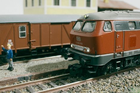 Auf Gleis 2 rollt jetzt der P8034 ein, geführt von meiner roten V160. 