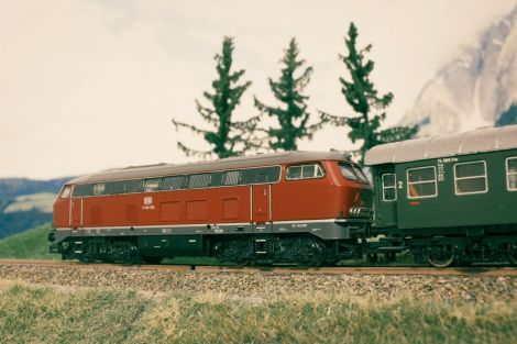 Der aus Umbauwagen gebildete Personenzug (heute PmG) geht kurz darauf wieder auf die Strecke…