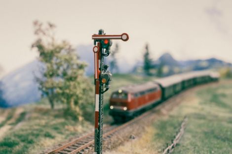 … und passiert das Einfahrsignal in Gegenrichtung. Hinten kann man unscharf erkennen, dass auch ein Behälterwagen mit dabei ist.