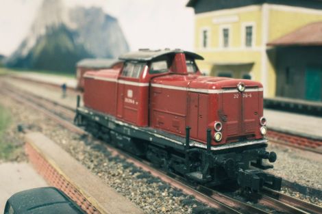 Die V100 nutzt den leergefahrenen Bahnhof jetzt zur Bereitstellung ihres Güterzuges. Zuerst setzt sie auf die andere Seite des Begleitwagens um.