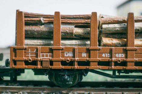 Die mit Holz beladenen Wagons hat mir meine Tochter geliehen. Sie sind schon etwas älteren Datums und transportieren bei Ihr eigentlich kleine Glücksschweine.