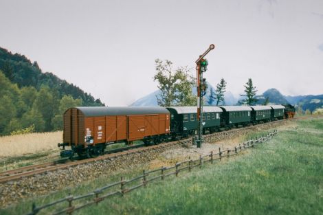Und hier kommt der Gegenzug in Gestalt des P0840. Er hat wieder kein neues Triebfahrzeug zu bieten, aber zumindest die Garnitur aus Spantenwagen kam hier noch nicht vor.