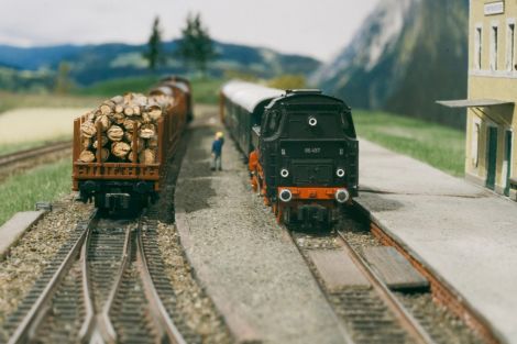 Zugkreuzung in Oberpyrkersdorf. Kurz stehen P0840 und Ng0824 nebeneinander.
