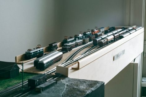 Tja, das war’s jetzt. Zum Abschluss ein Blick auf den Fiddle Yard Lokingen, wo gerade der P0840 eingefahren ist. Der Traktionswechsel steht schon bereit. Stand der Elekrifizierung während ich diese ...