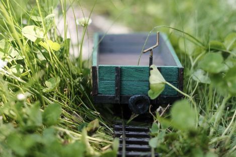 Für einen Betrieb im Gras sind die Fahrzeuge und Gleise (Peco 0e) leider zu leicht und zu klein.