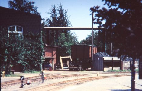 Rechte Ecke der Wagenhalle und Ladekran.