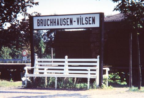 Wartebank auf dem damaligen Bahnsteig. Inzwischen ist die Situation anders, der Bahnsteig liegt wieder da wo er ursprünglich war. Das Museum lebt :)