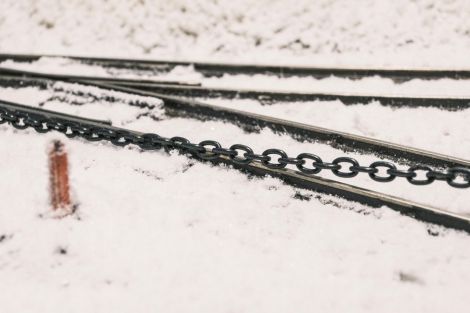 Daher wird eine Kette zwischen Niederbord- und Flachwagen eingehängt.