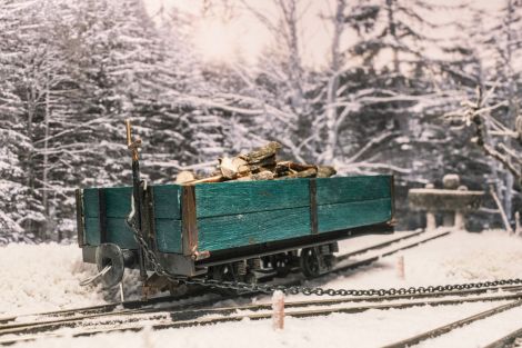 Mit der Kette wird der O-Wagen auf den zweiten Gleisstutz gezogen.