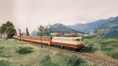 Tage später ist die Lok mit einem IC aus Innsbruck unterwegs