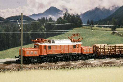 Nach der Zugkreuzung macht sich die 1020 auch gleich wieder aus dem Staub.