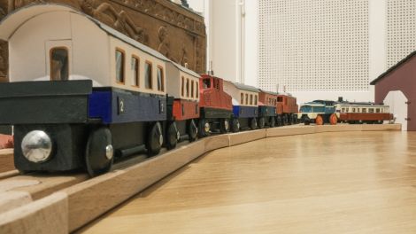 Eine Doppeleinheit ist aus dem Kinderzimmer soeben eingefahren.