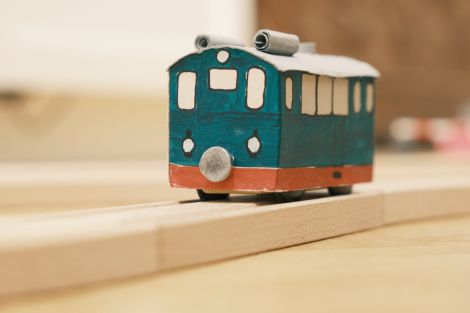 Die antriebslose Tramwaylok haben meine Tochter und ich nebenbei mal zusammengezimmert.