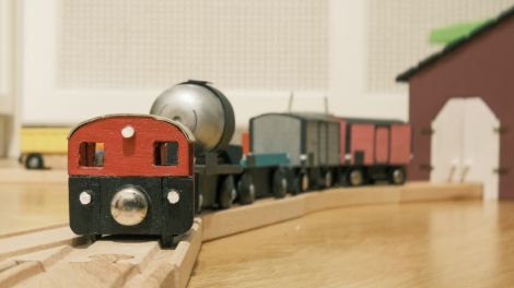 Die Köf rangiert einige Güterwagen. Die Wagonuntersätze sind allesamt verlängert worden.