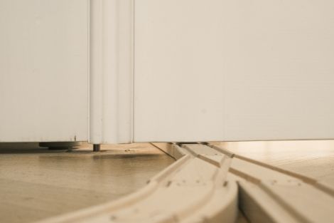 Es geht nichts über Altbautüren, so kann die Bahn über Nacht aufgebaut bleiben…