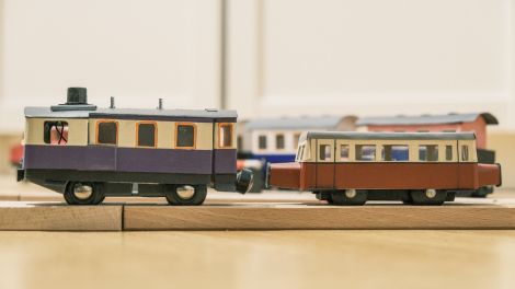 Der Kittel Dampftriebwagen hat Licht, Sound und optische Fernsteuerung. Die Spenderlok kam als Diesellok mit Dampfsound daher ... no comment. Jetzt passts besser :) Auch er ist quasi genau 1:80, ...