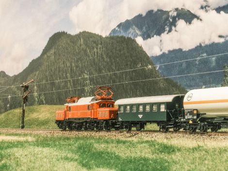 Hier rollt er auf das Langsamfahrt signalisierende südliche Einfahrsignal von Oberpyrkersdorf zu. Gemäß Bahnhofsordnung wird er als zuerst ankommender Zug der Kreuzung mit E 0815 auf das Nebengleis einfahren.