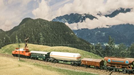 Der Zug bringt Güter für Oberpyrkersdorf. Wir sind in der frühen Epoche IV, und der Lokführer wird sich sicherlich über die alte Kiste von Klappdeckelwagen aufgeregt haben, die hier mittendrin ...