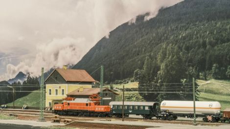 Der Ng erreich den Bahnhof. Hier wird er bis auf den Kesselwagen alle Wagons abstellen. Die Ladestelle wird auch noch bedient, davon habe ich keine Fotos. Das alles geschieht, bevor ...