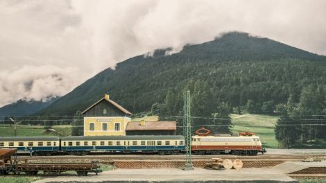 Der Eilzug nach München ist inzwischen am Hausbahnsteig eingefahren, und der umgereihte Nahgüterzug hat sich schon weiter in Richtung Innsbruck gegeben, sodass ich freie Sicht auf die 112er hatte.