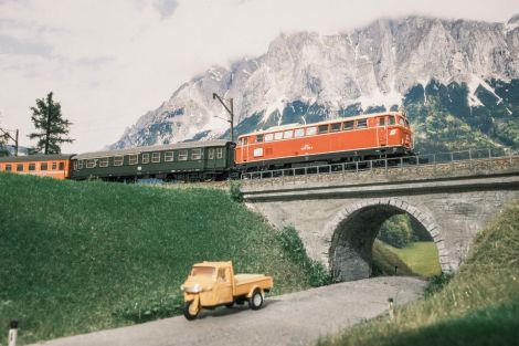 Nach ca. einer Stunde tauchte der P 0817 auf. Überraschenderweise mit Dieseltraktion. Dieser Zug wird in Oberpyrkersdorf enden, und nach Duchfahrt zweier anderer Züge zurück nach Innsbruck fahren.