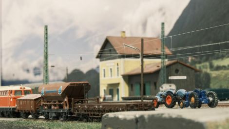 Jetzt wird auch der Grund für die Dieselbespannung klar. Die Oberpyrkersdorfer Köf ist in Revision, und es brauchte eine Diesellok für den Verschub abseits der von Oberleitung überspannten Gleise.