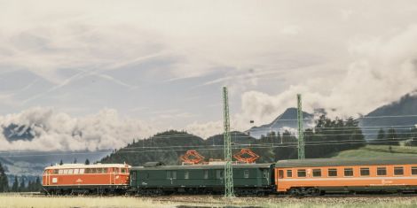Hier huscht sie hinter der inzwischen für die Rückfahrt aufgestellten Dieselgarnitur durch. (Anlagenkante retuschiert)