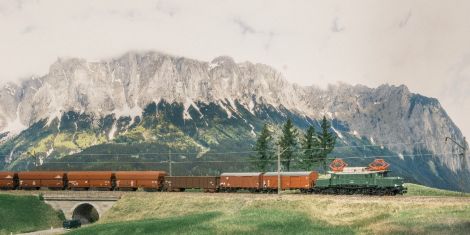Immer wieder schön diese Karwendelkulisse (alias spiegelverkehrter Grimming/Steiermark). Im Bild Anlagenkante retuschiert.