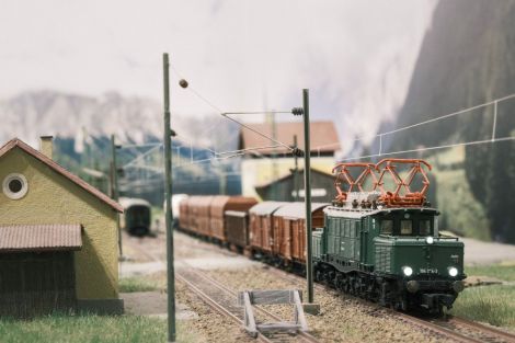 Der Zug dröhnt durch den kleinen Bahnhof.