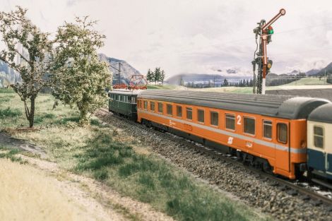 P8026 ist ohne Bild dann auch noch abgefahren. Damit ist die Strecke frei für den Höhepunkt des Tages: der D821 (Innsbruck - Stuttgart), bis München mit einer ÖBB 4061 bespannt. ...