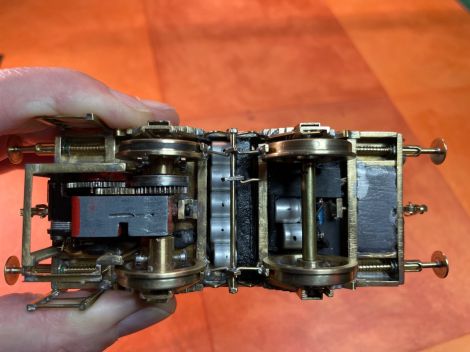 Die Elektronik musste komplett unter der Lok im Rahmen verschwinden.
Vorne wurde ein gutes Stück Blei mit eingegossen, dadurch ist die Lok ausbalanciert und hat eine sehr gute Zugkraft.
Der vordere ...