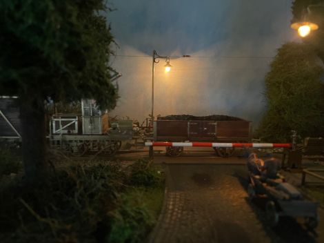 Wie beim Vorbild sind die Puffer der Lok etwas höher wie an den Waggons....nur nicht so verbogen :)