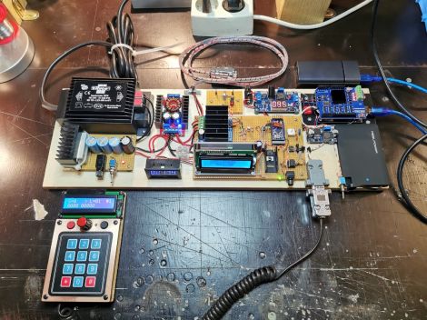 Die erste Experimentierplatte mit dem Arduino UNO, Robot-Motorschild und dem 10 Amp. Booster mit seinem Arduino mini......
Anfangs wurden zwei Spannungsversorgungen genutzt, eine für die Zentrale und eine für den ...