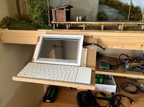 Bildschirm und Tastatur inkl. Maus hängen am Anlagenrand....genutzt wird das aber fast nie, reizvoll ist dabei aber die Steuerung über das Smartphone bei Sound-Loks, besonders wenn da unzählige Funktionen bei ...