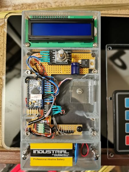 Auch die Funkfernsteuerung wurde nachgebaut, auch hier ein tadelloser Betrieb.
Ja, ich weis.....Diese Batterie ist so ziemlich der letzte Schrott.....aber ich hab noch so viele davon.... :))