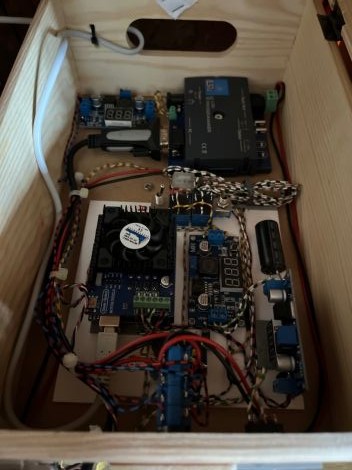 in der Holzkiste die Zentrale und ein ESU-Programer bei Sound-Projekten.