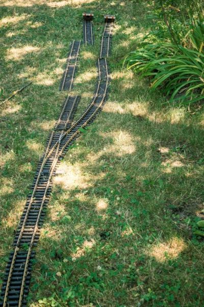 Hier wird der minimalistische Bahnhof Grasbach aufgebaut. Die Verwendung von geschraubten Verbindern (ML Train) hat sich bewährt.