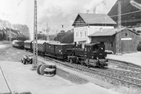 Der Zug aus Pyrkerfeld ist soeben in Oberpyrkersdorf angekommen. Dahinter hat sich schon der Triebwagen für die Gegenrichtung in Position gebracht.