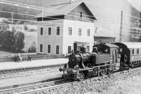 Der Lokalbahnzug wird aufs Bereitstellgleis gedrückt.