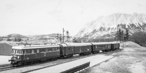 Ein Personenzug auf Innsbruck in Richtung Garmisch fährt auf Gleis 2 ein.