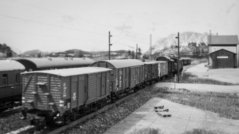 Ihm entgegen kommt der Nahgüterzug nach Mittenwald.