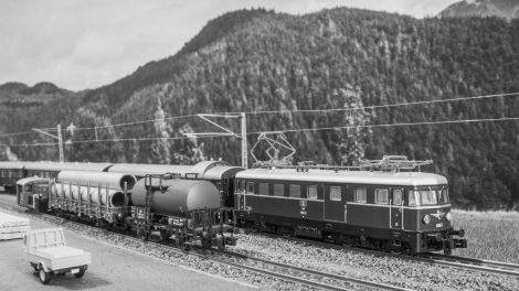Die damals nagelneue 4061 eilt weiter, hier am Ladegleis Pyrkersdorf vorbei.