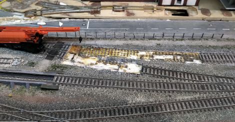 Die Anbindung des Ladegleises an das bisher unmotiviert hinter der Rollbockgrube endende Meterspurgleis geisterte schon länger durch meinen Kopf...