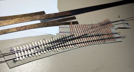 ... und wurde nun umgesetzt
die Kreuzung liegt teilwiese in Bögen, die Einfädelung der Meterspur auf die Gegenseite gestaltete sich schwieriger als gedacht, die benötigten Spurkranzlücken erforderten einiges an "Tricksereien"